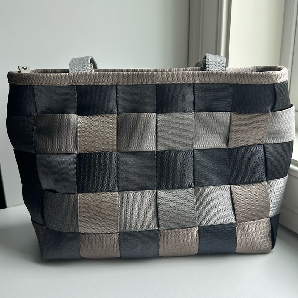 Harvey’s Seatbelt brown shoulder bag